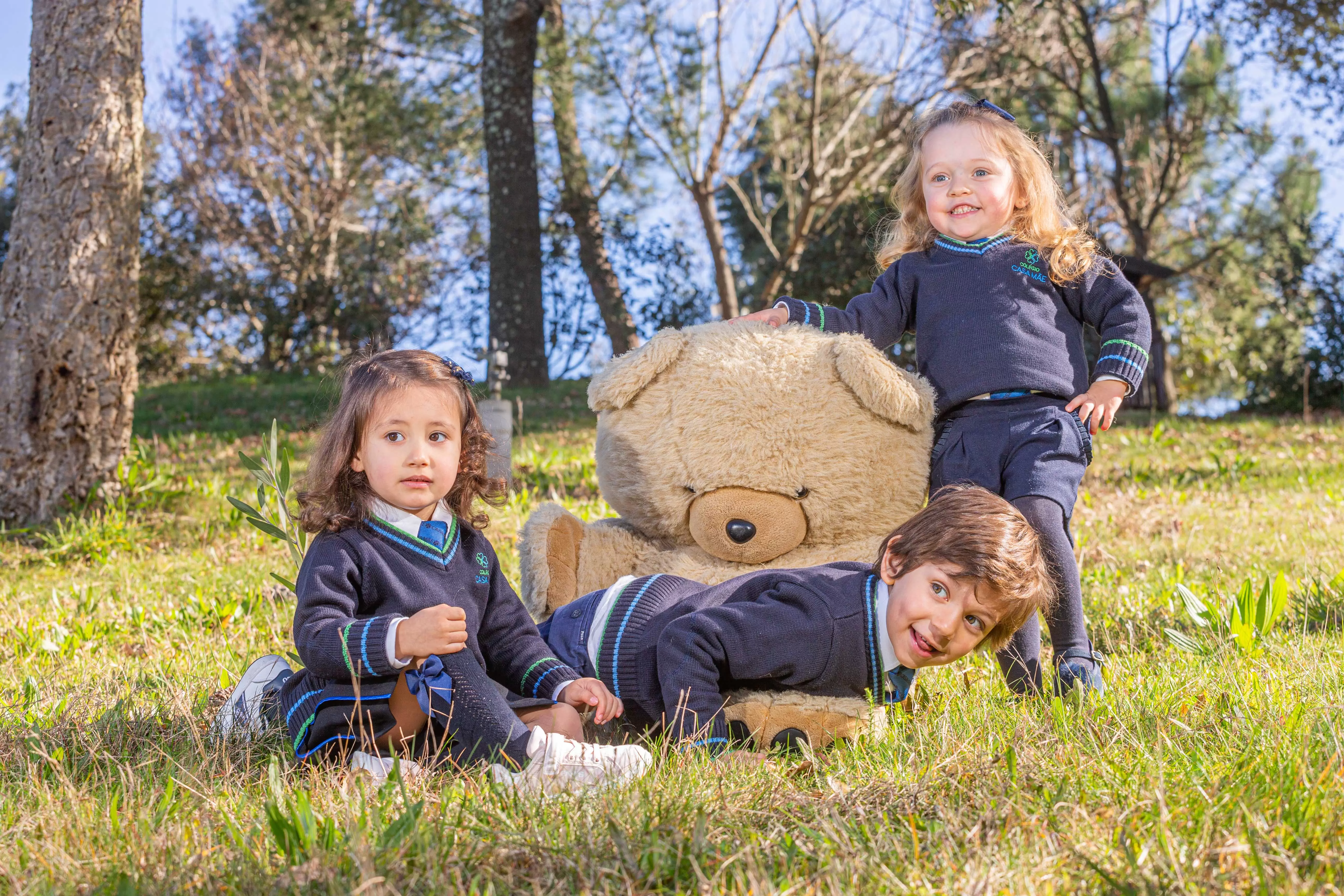 Crianças a aprender num ambiente natural